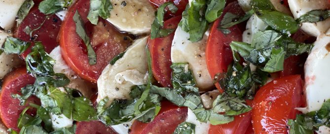 Tomate Mozzarella mit Basilikum